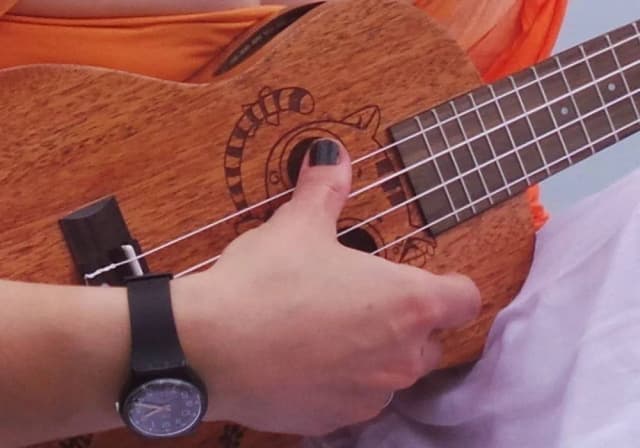 Jak grać na ukulele z długimi paznokciami bez frustracji i bólu