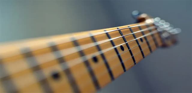 Jak ustawić menzurę w gitarze elektrycznej, aby uniknąć fałszywych dźwięków