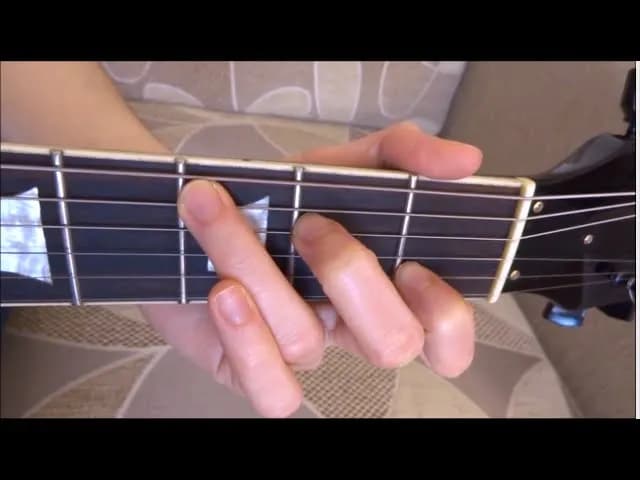 Chwyty gitarowe B i Bb: Jak łatwo zagrać te akordy na gitarze