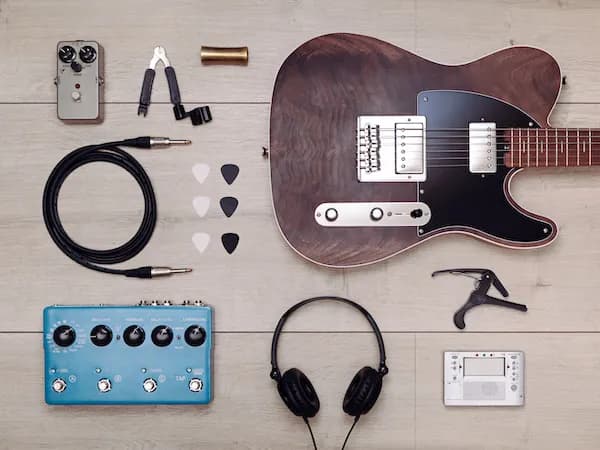 Co jest potrzebne do gry na gitarze elektrycznej? Kluczowe akcesoria dla początkujących