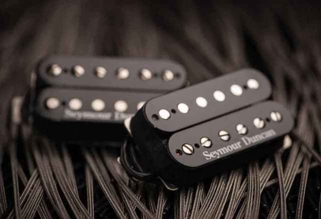 Jak ustawić przetworniki w gitarze elektrycznej, by poprawić brzmienie